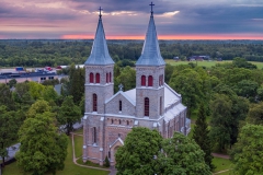Rapla kirik suvises päikesetõusus